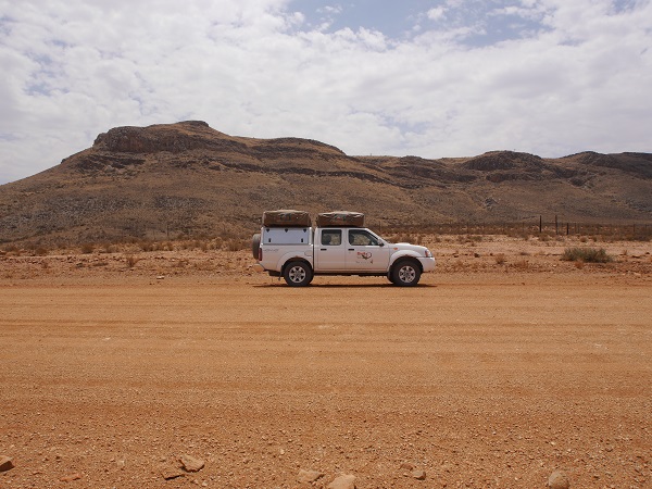 Unser Auto samt Dachzelten am Straßenrand in Namibia