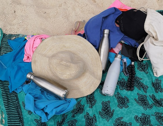 FLSK-Trinkflaschen auf dem Strandtuch