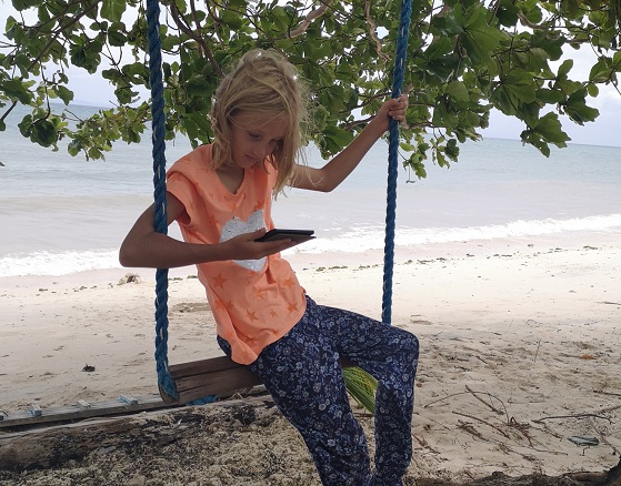 Sophia liest im Tolino auf der Schaukel auf Malapascua