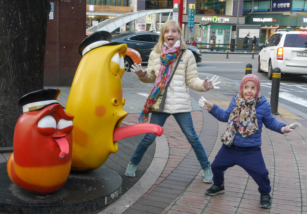 We had some long walks in Seoul during the Corona Crisis and the two girls posed Maori style next to extra large comic figures.