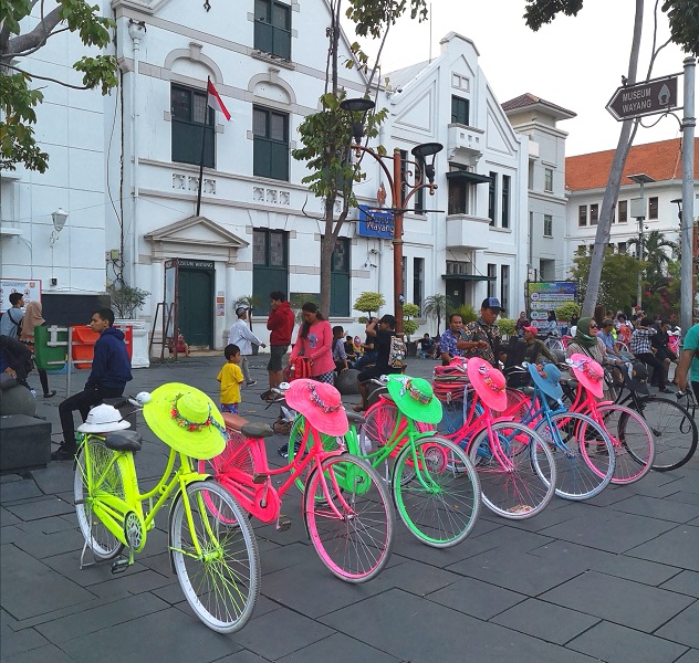 Bunte Fahrräder mit passenden Strohhüten zum ausleihen