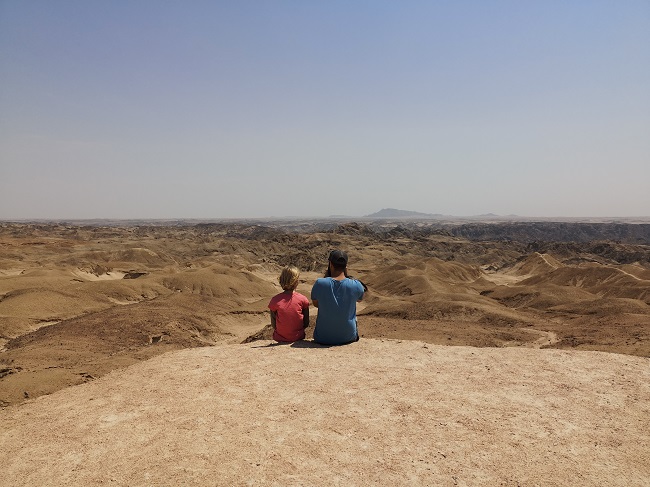 Sophia und Gregor vor der Mondlanschaft bei Swakopmund, Namibia